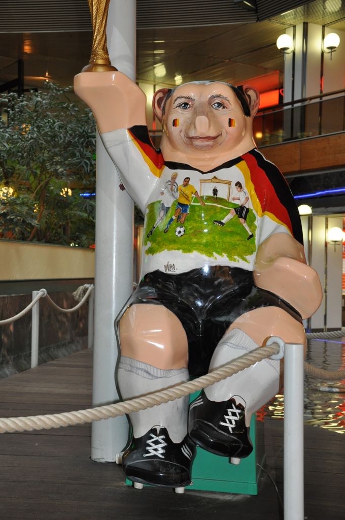 A bear appears on the Berlin coat of arms and this might be the reason this animal shape was selected for the art display. Approximately 350 life-size bears were painted and displayed in the streets of Berlin in 2001.