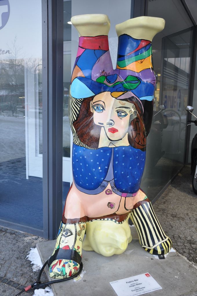 A bear appears on the Berlin coat of arms and this might be the reason this animal shape was selected for the art display. Approximately 350 life-size bears were painted and displayed in the streets of Berlin in 2001.