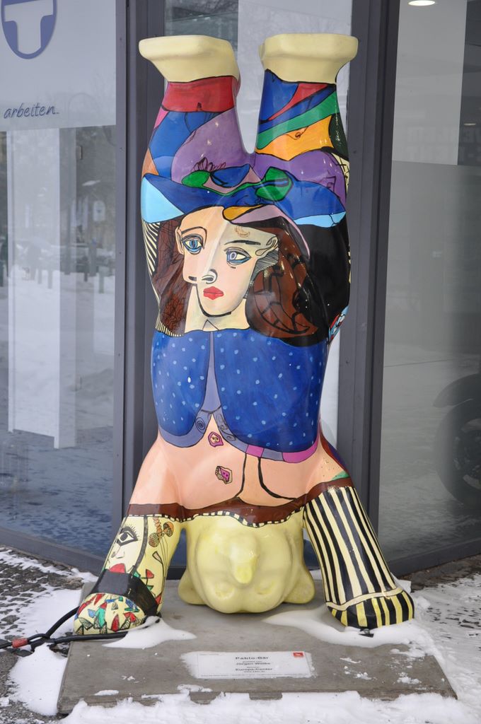 A bear appears on the Berlin coat of arms and this might be the reason this animal shape was selected for the art display. Approximately 350 life-size bears were painted and displayed in the streets of Berlin in 2001.