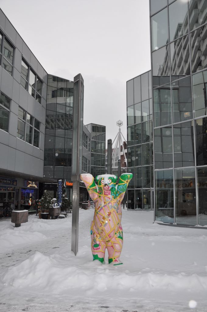 A bear appears on the Berlin coat of arms and this might be the reason this animal shape was selected for the art display. Approximately 350 life-size bears were painted and displayed in the streets of Berlin in 2001.