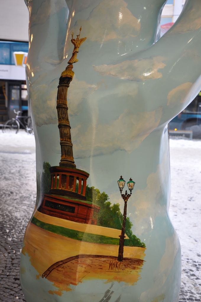 A bear appears on the Berlin coat of arms and this might be the reason this animal shape was selected for the art display. Approximately 350 life-size bears were painted and displayed in the streets of Berlin in 2001.