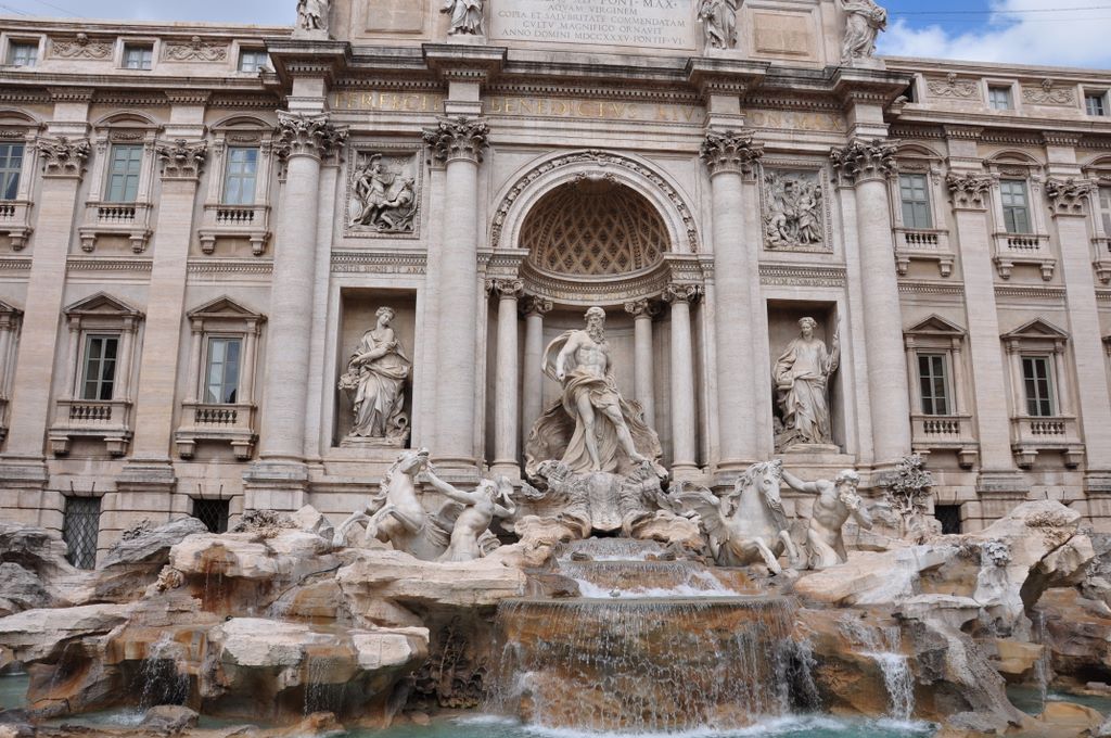 Trevi Fountain, Rome, Italy.