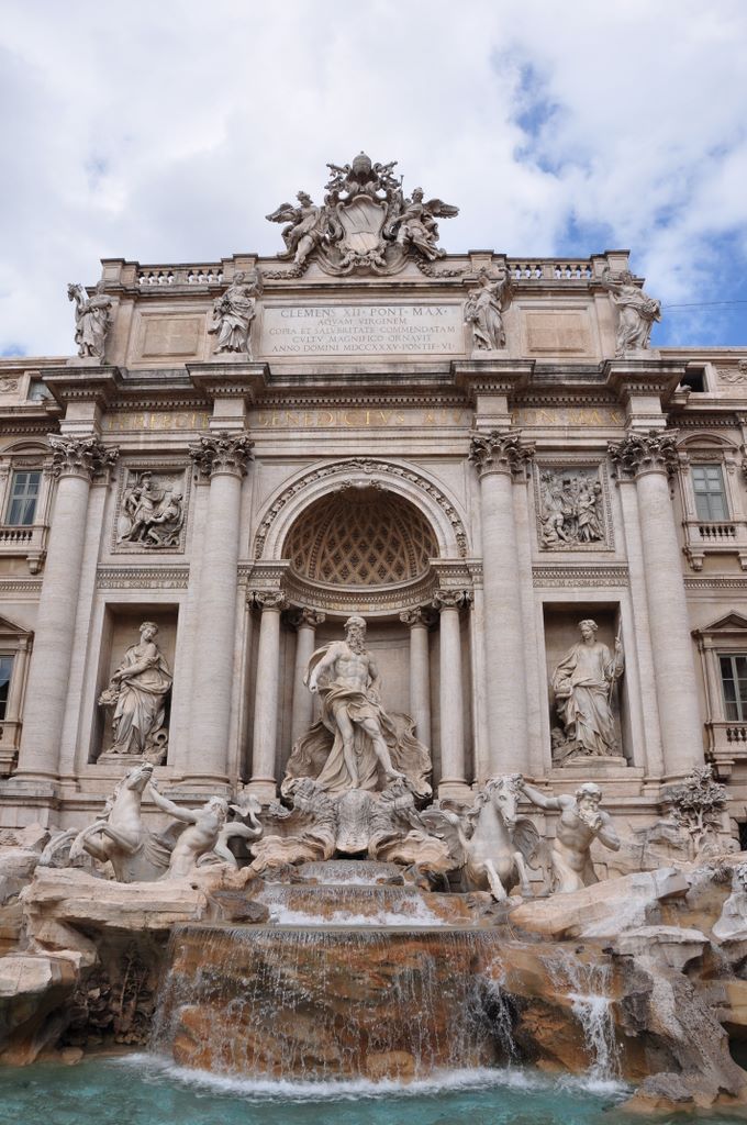 Trevi Fountain, Rome, Italy.
