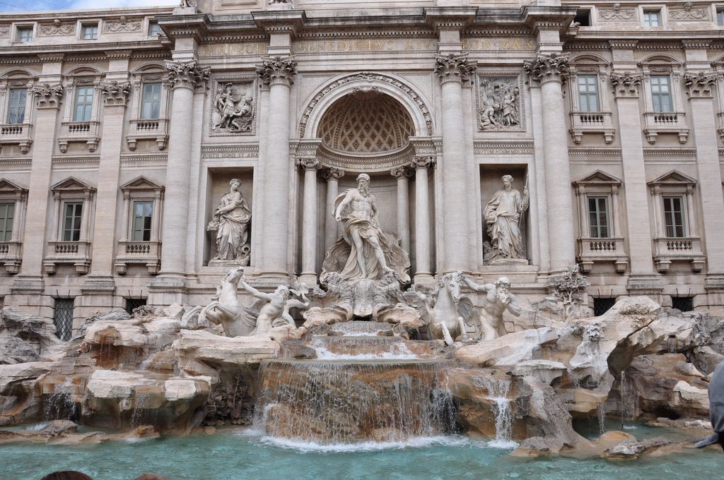 Trevi Fountain, Rome, Italy.