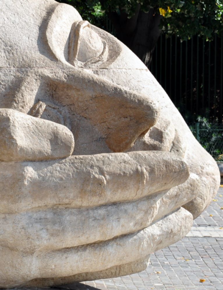 Head and hand sculpture outside Eglise St Eustache by Henry de Miler
