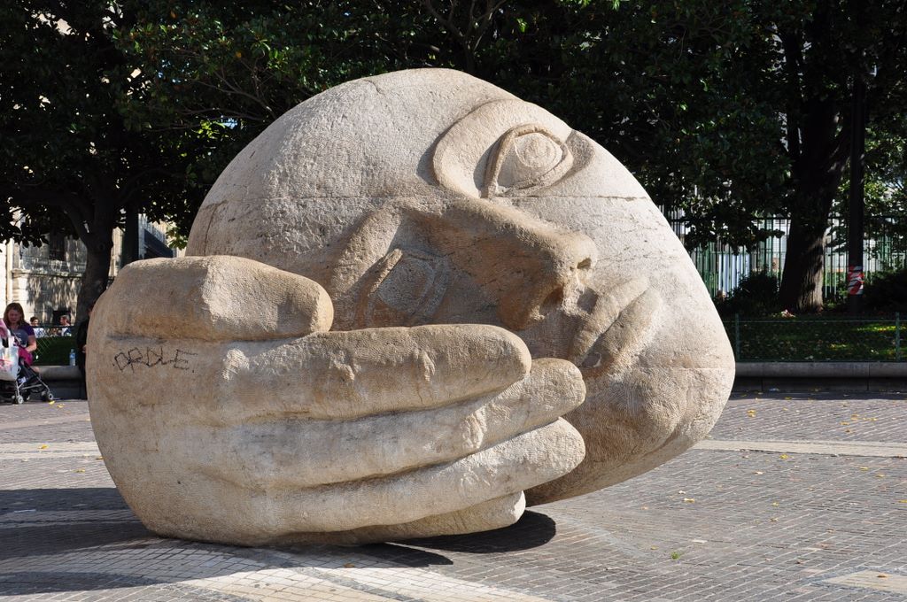 Head and hand sculpture outside Eglise St Eustache by Henry de Miler