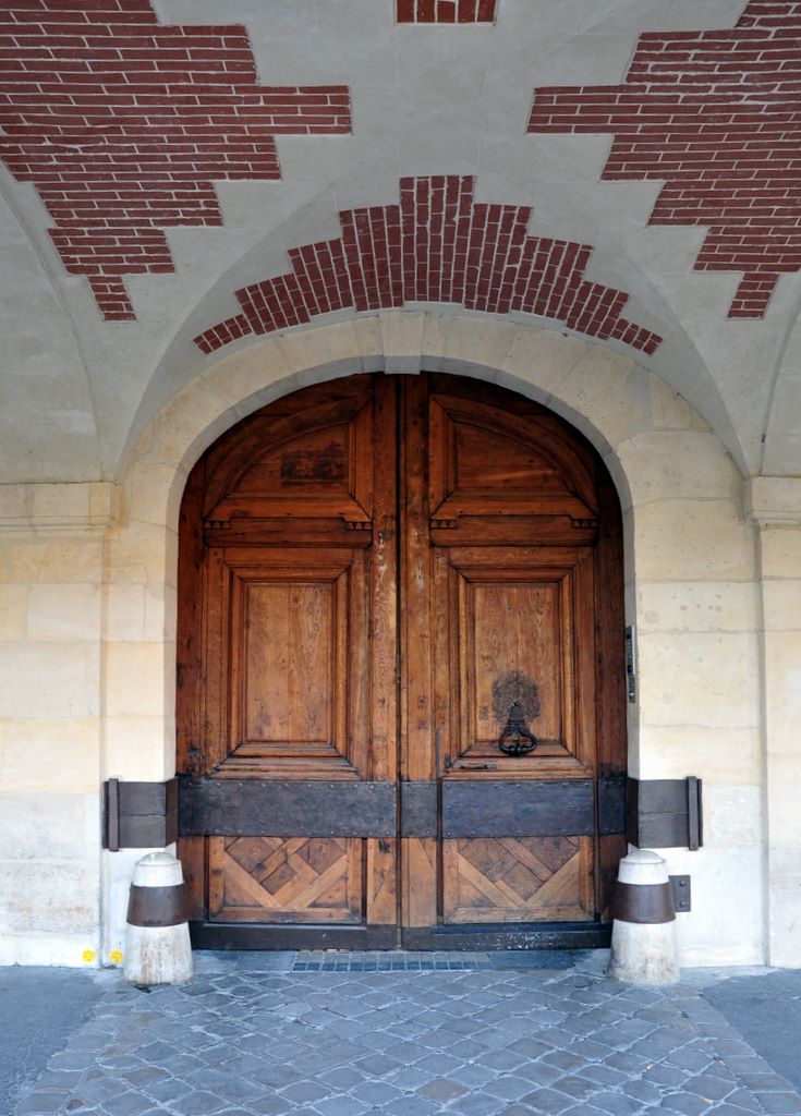 Maison de Victor Hugo. Victor lived there from 1832 to 1848. It is now a museum operated by Paris City